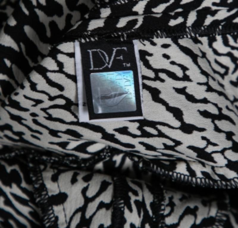 Diane von Furstenberg - Robe en coton monochrome à jacquard ondulé et serpent M. en vente 2