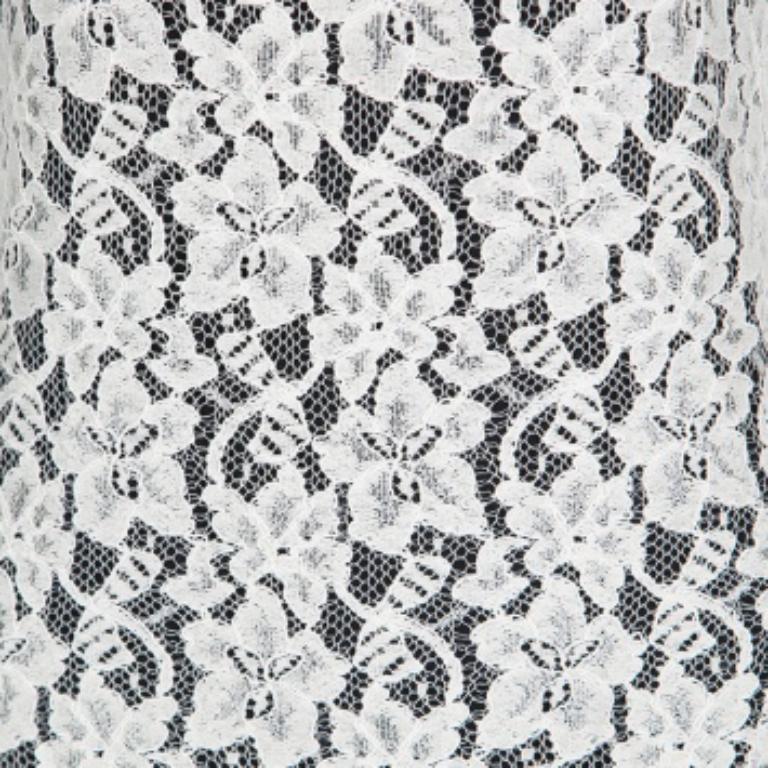 Cette robe Diane Von Fealenberg Barbie est le genre de robe qui vous fait vous sentir jolie et féminine, toujours.  La tenue, qui est parfaite sous tous les angles, présente une teinte monochrome avec une magnifique superposition de dentelle. Conçue