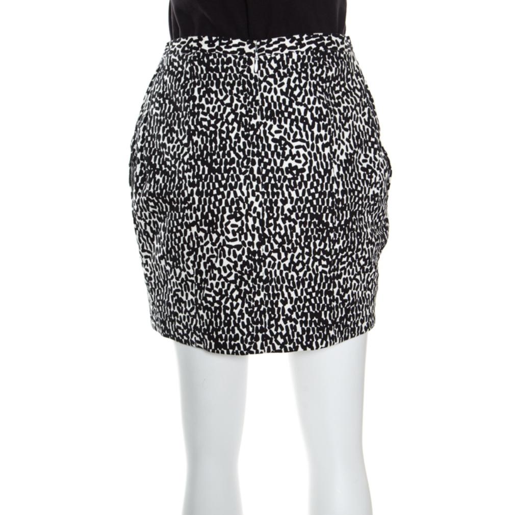 This high-on glamour mini skirt from Diane Von Furstenberg features a monochrome printed cotton body. Make this versatile piece an evening staple of your wardrobe. The zipper detail to the back and smart fit make it easy and comfortable to wear.
