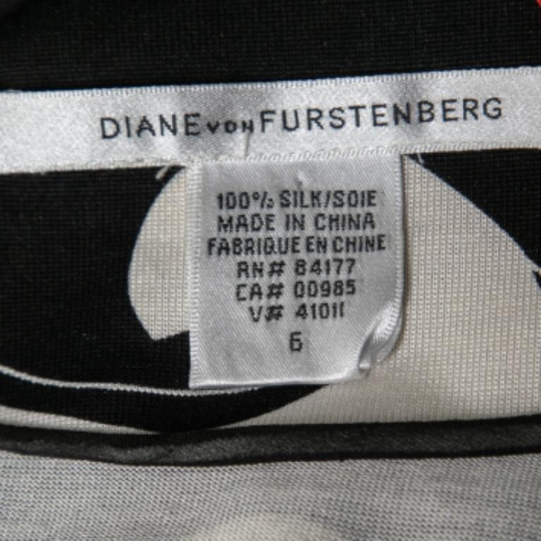 Dieses wunderschöne Kleid von Diane von Furstenberg ist hier, um Eindruck zu schinden! Das hübsche einfarbige Kleid ist aus Seide gefertigt und hat eine schmeichelhafte Silhouette. Es ist mit Wellendetails und kurzen Ärmeln gestaltet. Es sieht am