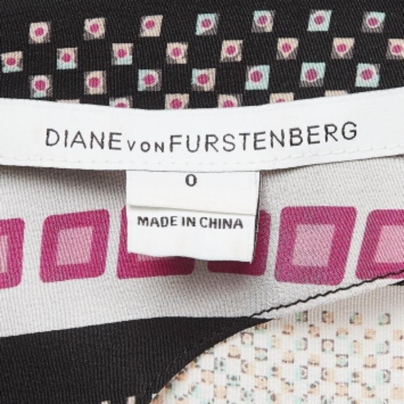 Top in seta con stampa e borchie multicolore Diane von Furstenberg XS In condizioni buone in vendita a Dubai, Al Qouz 2