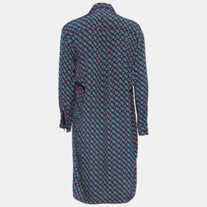 Exhiba un aspecto elegante llevando este precioso vestido de diseño. Confeccionado con un tejido fino, este vestido tiene una silueta chic para un ajuste que enmarca. Estilice la creación con accesorios chic y zapatos de salón.