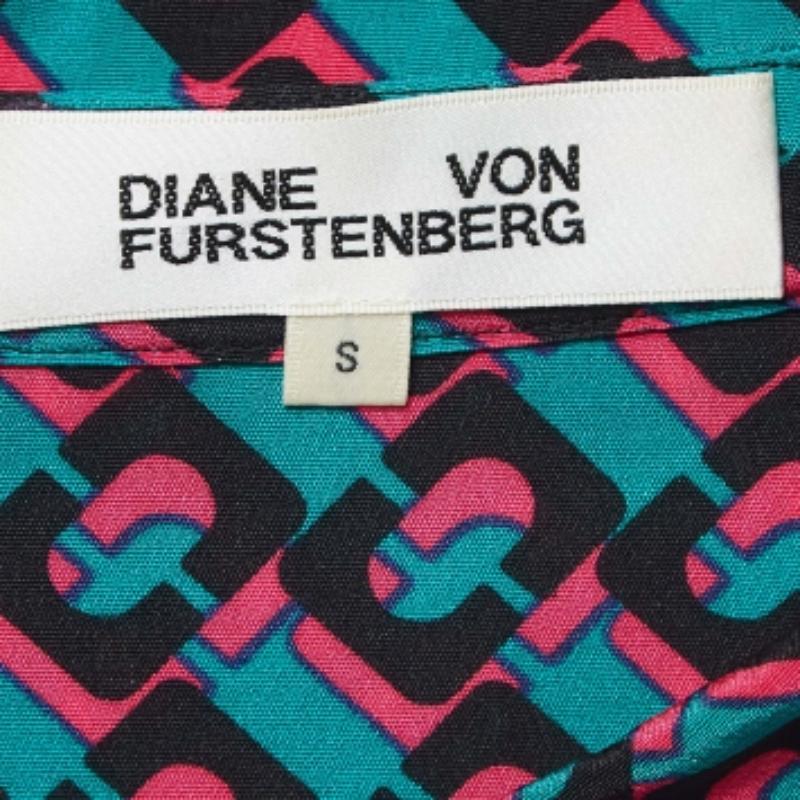 Diane von Furstenberg Vestido camisero plisado de crepé estampado multicolor S en Bueno estado para la venta en Dubai, Al Qouz 2
