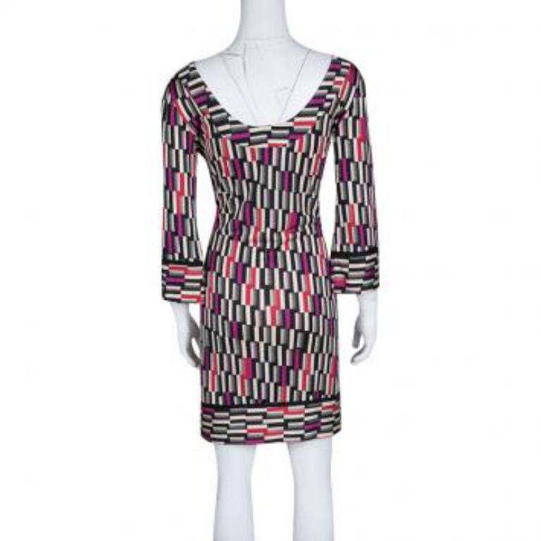 Jede Frau träumt davon, ein Kleid von Diane Von Furstenberg zu besitzen, und dieses Kleid wird eine gute Wahl für eine Fashionista wie Sie sein. Es ist aus Seide gefertigt, hat lange Ärmel, einen weiten Ausschnitt und ist über und über bedruckt.