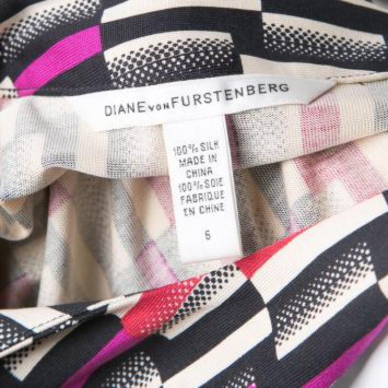 Diane Von Furstenberg Mehrfarbig bedrucktes Aggie-Shiftkleid aus Seidenjersey mit Aggie-Druck M im Zustand „Gut“ im Angebot in Dubai, Al Qouz 2
