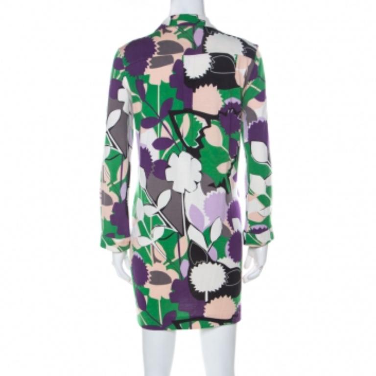 Von der Marke Diane von Furstenberg kommt diese Tunika, die ein perfektes Gleichgewicht zwischen klassischem und modernem Schick schafft. Es ist aus Seide gefertigt und über und über mit Blumen bedruckt. Es ist weich und wunderschön und wird eine