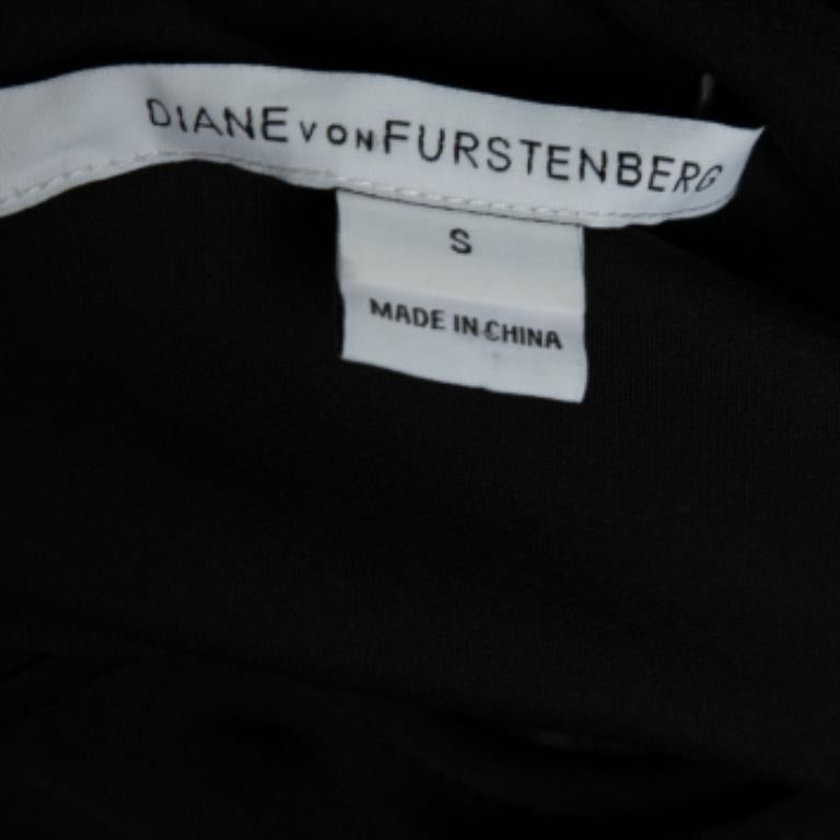 Diane von Furstenberg Mehrfarbig Bedruckte Seidenbluse Robyn S im Zustand „Gut“ im Angebot in Dubai, Al Qouz 2