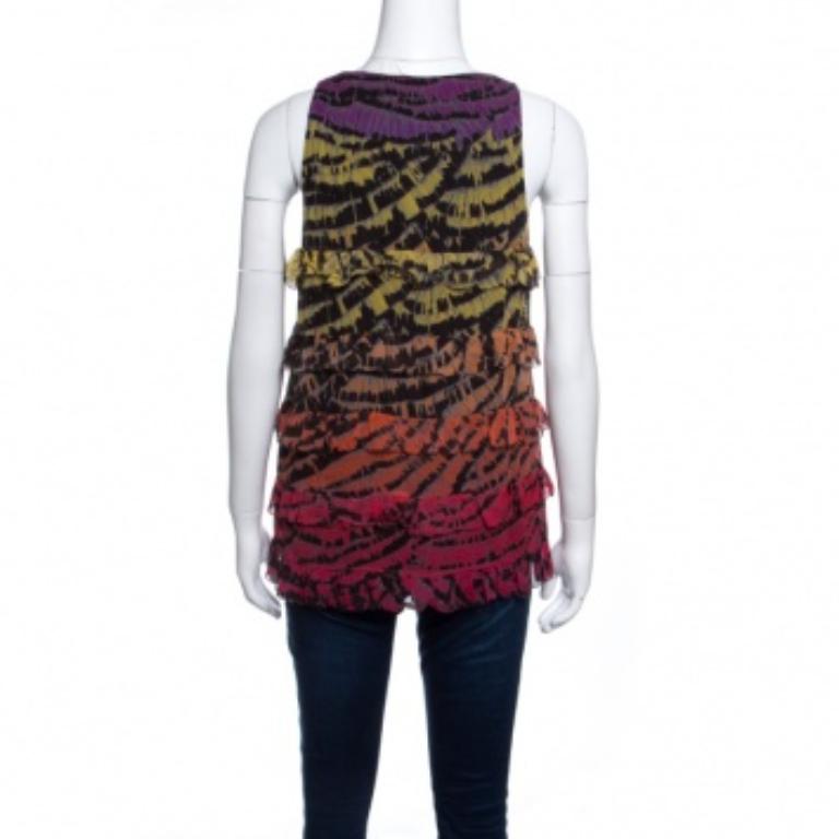 Das Oberteil von Diane Von Furstenberg ist ein großartiges Freizeitteil, das sich mit allem kombinieren lässt, von Shorts über Röcke bis hin zu Jeans. Der mehrfarbige Druck und das gerüschte Stufendesign verleihen diesem Pitonesa-Top einen hübschen,