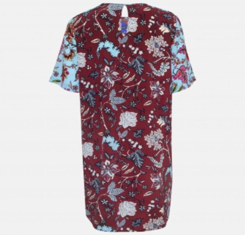 Prova la gioia di una sartoria esperta con questo abito firmato da donna. Realizzato meticolosamente, offre una vestibilità impeccabile e dettagli di lusso, assicurando un comfort impareggiabile. Questa splendida creazione eleverà il tuo stile senza