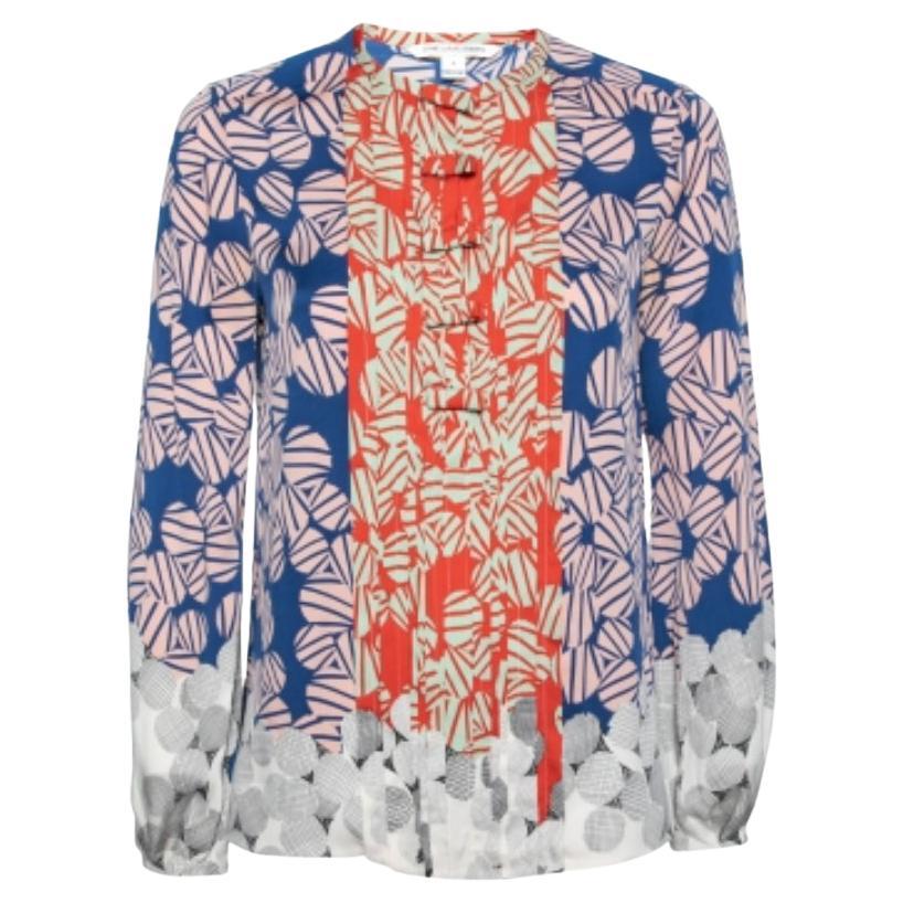 Diane von Furstenberg Camicetta in seta stampata multicolore con chiusura a scatto sul davanti S