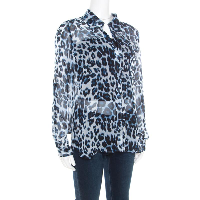 Isn't this Lorelei blouse from Diane Von Furstenberg just lovely! The multicolour creation is made of 100% silk and features a simple structured silhouette. It flaunts a Snow Cheetah print all over it and comes with sharp collars, a chest pocket,
