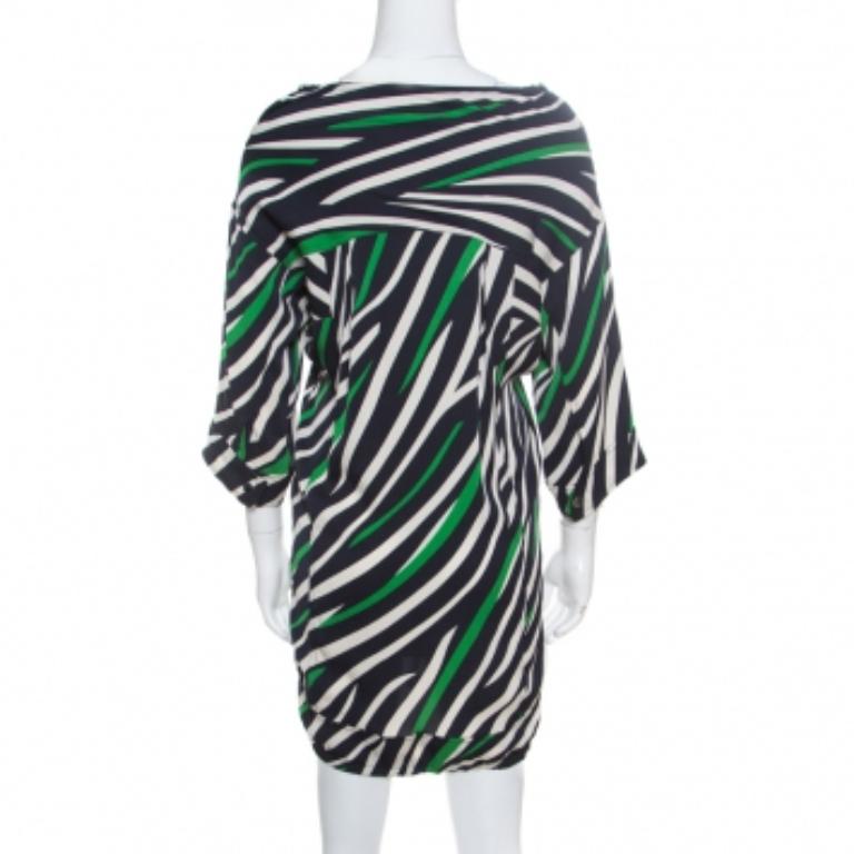 Cette tunique élégante de la maison Diane Von Furstenberg présente un superbe design qui en fait une pièce incontournable de votre garde-robe. Commencez votre week-end sur une note joyeuse avec cette impressionnante robe multicolore. Séduisante,