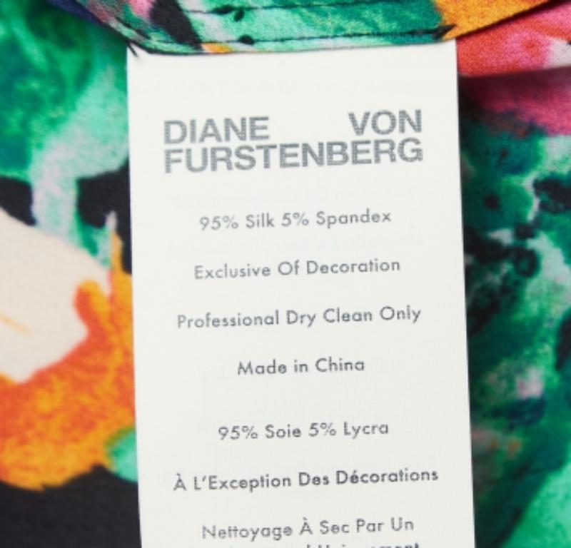 Combina esta chaqueta con los accesorios adecuados para un look impecablemente a la moda. Magníficamente confeccionada para ofrecerte el mejor ajuste, esta creación de Diane von Furstenberg tiene llamativos estampados multicolores por todas partes