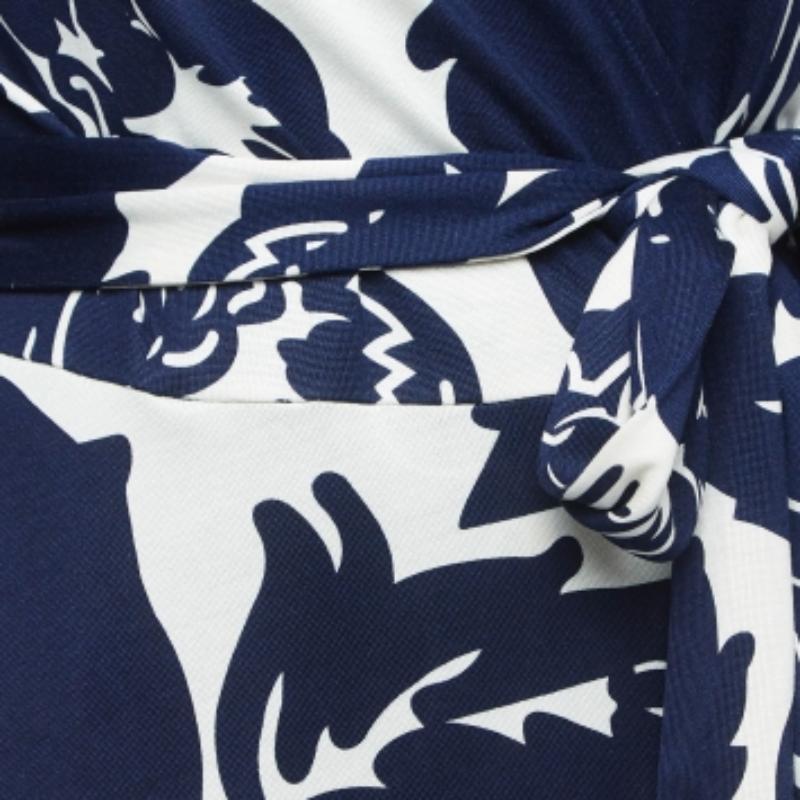 Erleben Sie die Freude an fachkundiger Schneiderei mit diesem Designerkleid für Damen. Die sorgfältige Verarbeitung, die makellose Passform und die luxuriösen Details sorgen für unvergleichlichen Komfort. Diese wunderschöne Kreation wird Ihren Stil