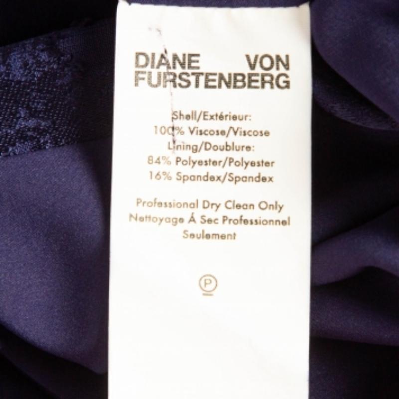 Diane von Furstenberg Marineblaues Jacquard Maxi-Wickelkleid L Damen im Angebot