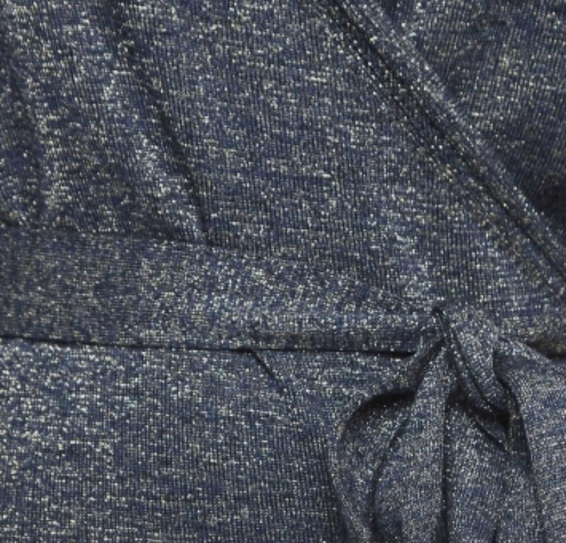 Prova la gioia di una sartoria esperta con questo abito firmato da donna. Realizzato meticolosamente, offre una vestibilità impeccabile e dettagli di lusso, assicurando un comfort impareggiabile. Il suo design classico lo rende adatto a qualsiasi