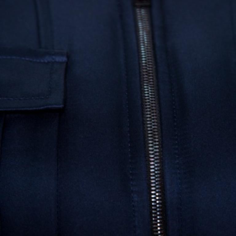 Diane Von Furstenberg Navy Blue Satin Alexander Bomber Jacket S im Zustand „Gut“ im Angebot in Dubai, Al Qouz 2