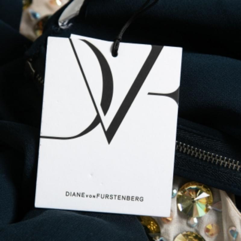 Diane von Furstenberg Marineblaues, abgerundetes, mit Kristallen besetztes Gidget-Top aus Seide M (Beige) im Angebot