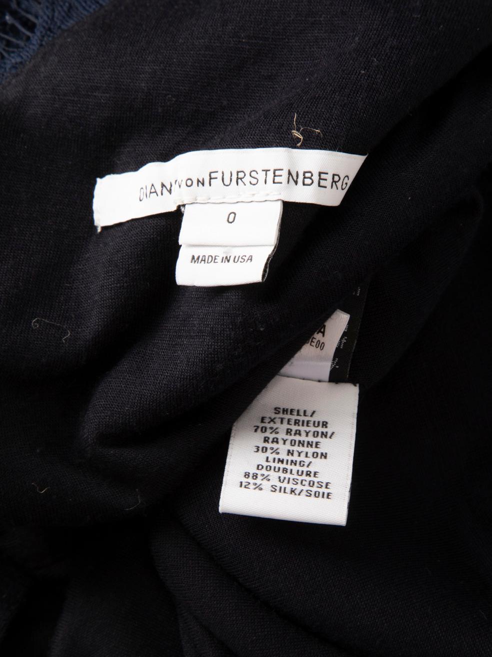 Diane Von Furstenberg Robe à manches mi-longues en dentelle marine Taille XXS Excellent état - En vente à London, GB