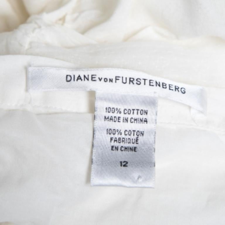 Vous tomberez certainement amoureuse de cette magnifique jupe de Diane von Furstenberg. Drapée avec des bordures à volants et coupée dans un tissu de coton blanc cassé, cette jupe à longueur maximale est l'accessoire estival avec lequel vous pourrez