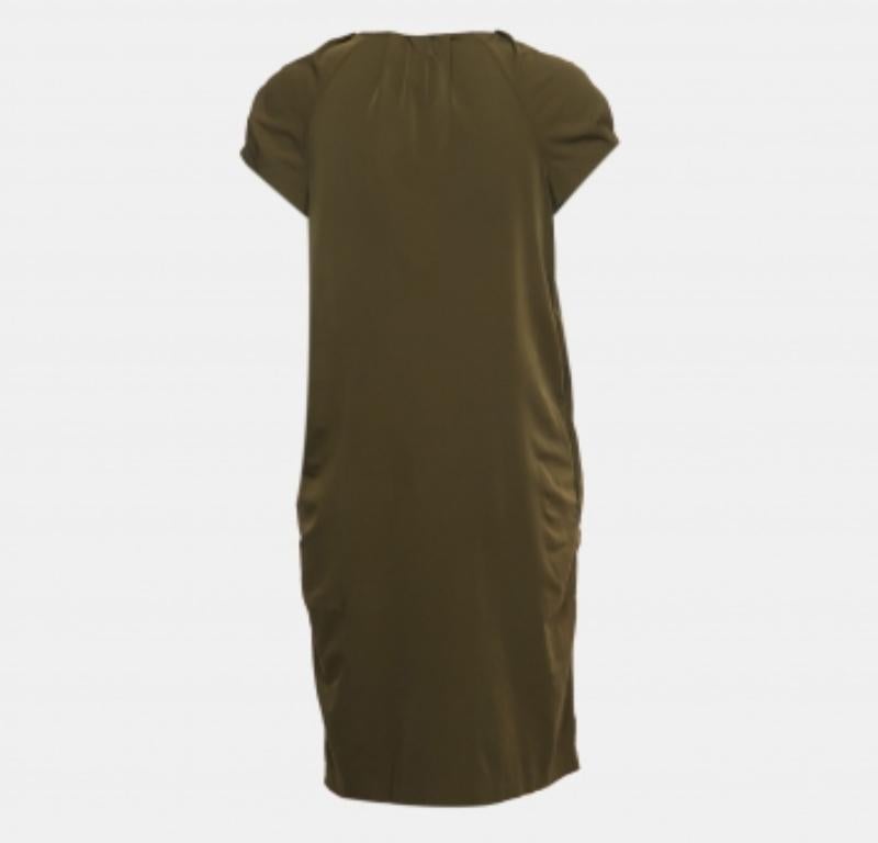 Experimenta el placer de la sastrería experta con este vestido de diseño para mujer. Fabricado meticulosamente, ofrece un ajuste impecable y detalles de lujo, que garantizan una comodidad inigualable. Su diseño clásico lo hace adecuado para