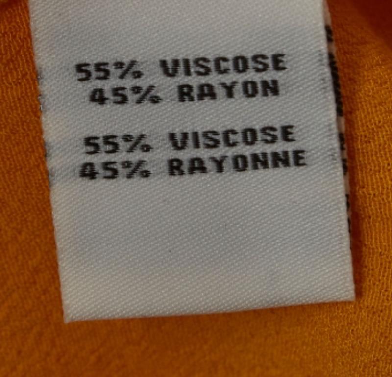 Mit dieser Designer-Bluse finden Sie Stil und Komfort. Die Kreation wurde aus den besten Stoffen geschneidert und mit vielen Details versehen. Kombinieren Sie es mit einer Hose und hohen Schuhen.