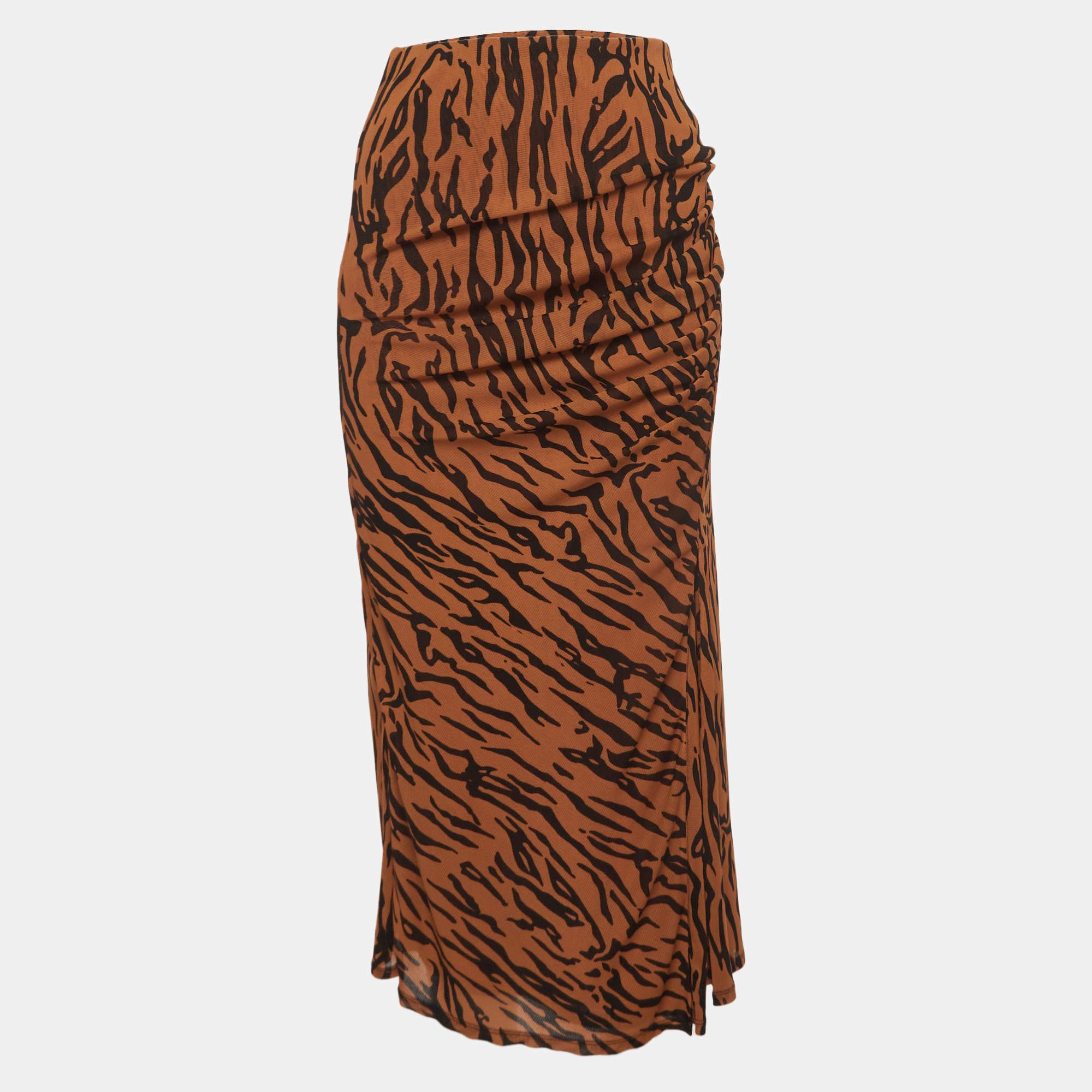 This elegant DVF skirt is worth adding to your closet! Crafted from fine materials, it is exquisitely designed into a flattering shape.

