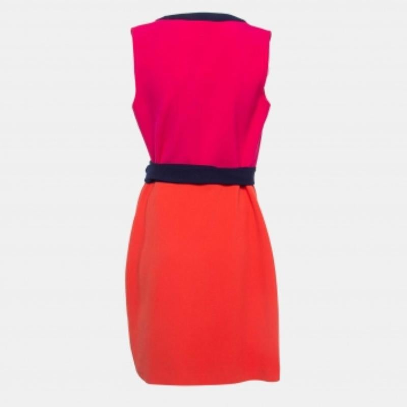 Die Verlockung dieses Kleides wird noch größer, wenn man es anzieht. Das Wickelkleid, eine beliebte Silhouette in der Welt der Damenkleider, wird von DVF auf wunderschöne Weise aktualisiert. Es hat ein Colorblock-Design.