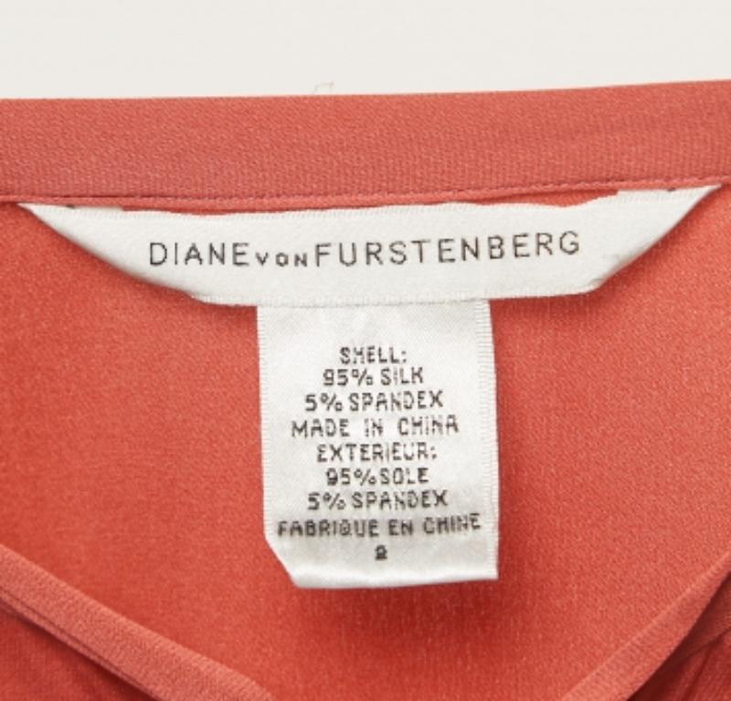 Orange Diane von Furstenberg - Chemisier en soie rose à boutons sur le devant S en vente