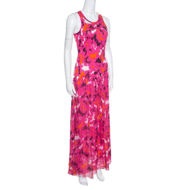 This Davina Maxi dress from Diane Von Furstenberg will make you look amazing! The pink creation is made of 100% silk and features a floral printed pattern all over it. It flaunts a ruffled silhouette below the waist and a round neckline. Pair it