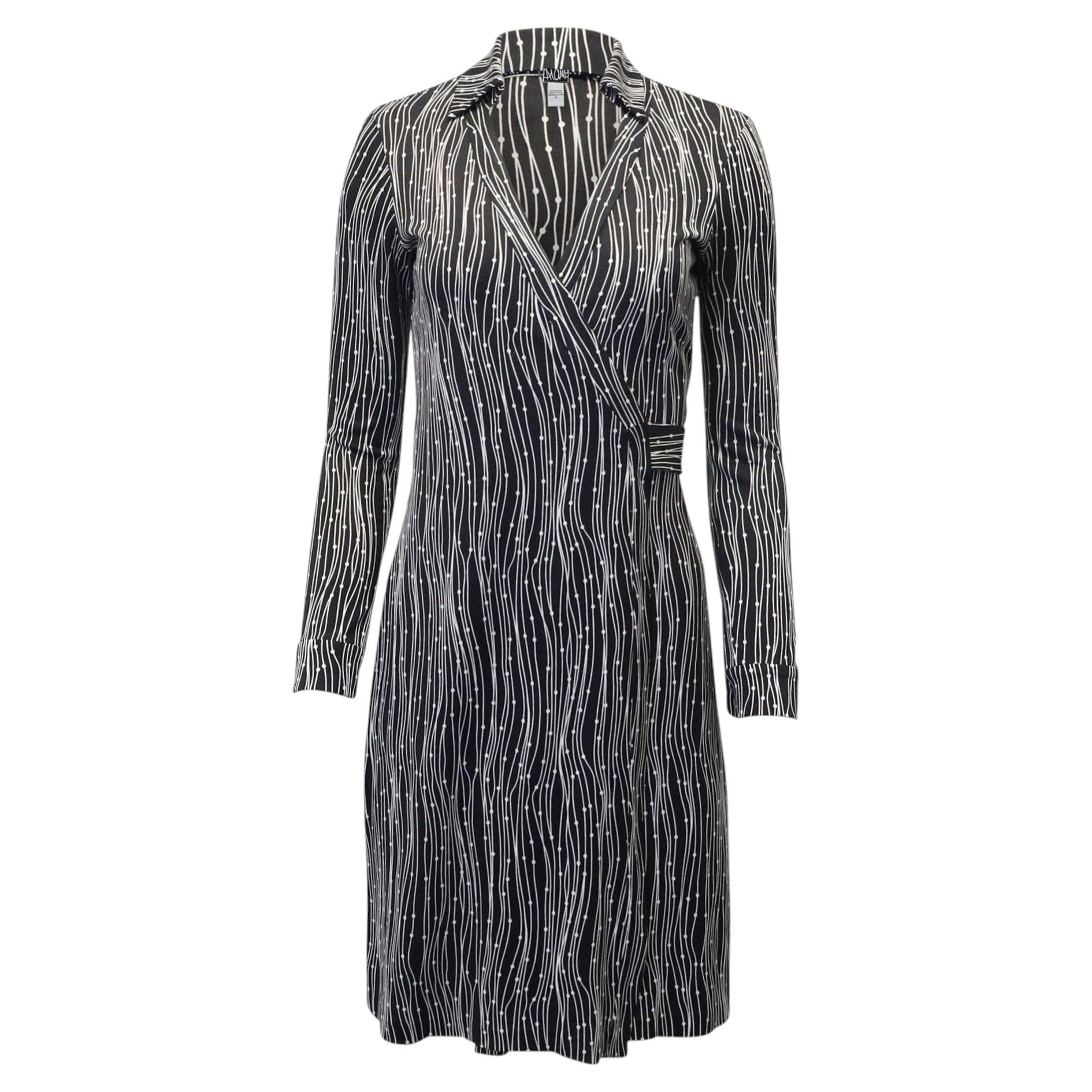 Diane Von Furstenberg: Wickelkleid mit V-Ausschnitt und Print aus schwarzer Seide im Angebot