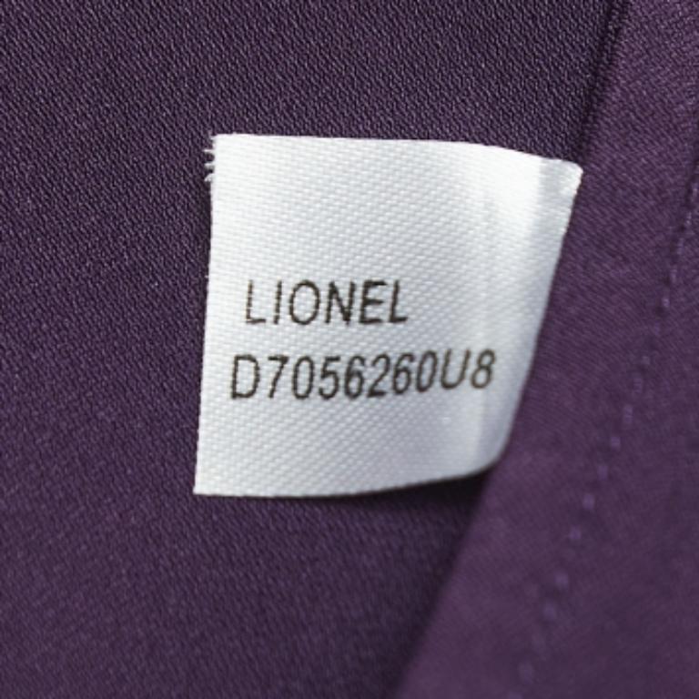 Sfoggia un look elegante indossando questo bellissimo abito firmato. Realizzato su misura con un tessuto pregiato, questo abito ha una silhouette chic per una vestibilità da incorniciare. Abbina la creazione con accessori chic e décolleté.