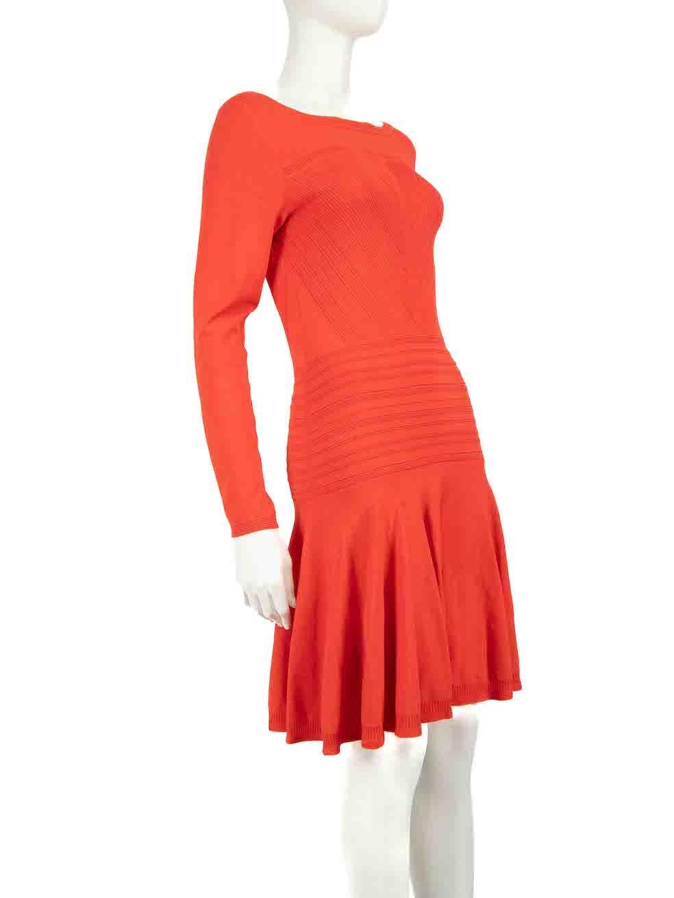 L'ÉTAT est très bon. L'usure de la robe est minime. Une usure minimale de la robe est observée avec des tiraillements du tissage, en particulier sur le devant, au-dessus de l'ourlet et dans le dos sur cet article de revente de designer Diane Von