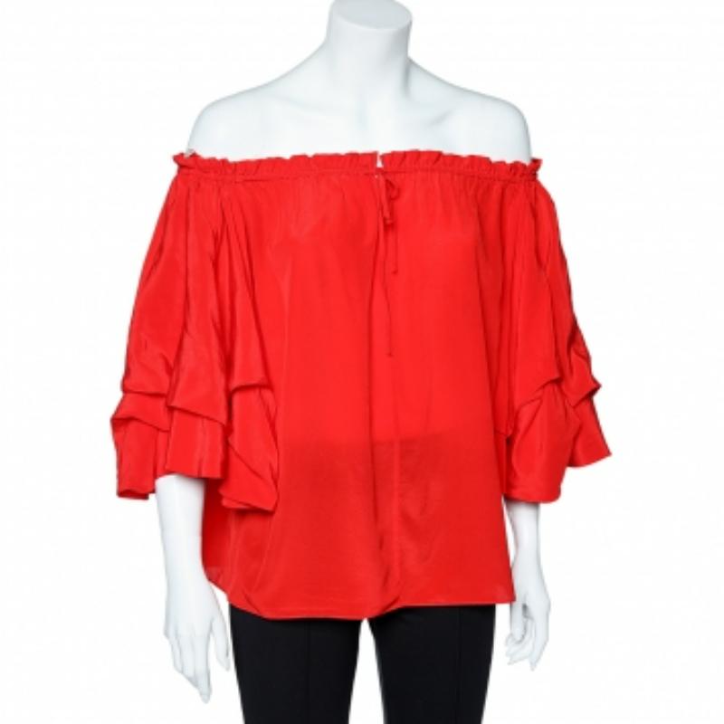 Con una tonalità accattivante e una silhouette chic, questo top di Diane von Furstenberg ti regala bellezza e femminilità senza fine! È cucito con tessuto di seta, accentuato da uno stile off-shoulder e da formazioni a volant. Abbina questo top a