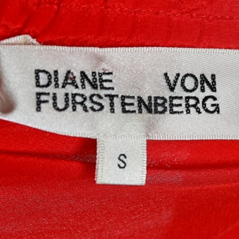 Diane von Furstenberg - Top con volant in seta rossa fuori dalla spalla S In condizioni buone in vendita a Dubai, Al Qouz 2