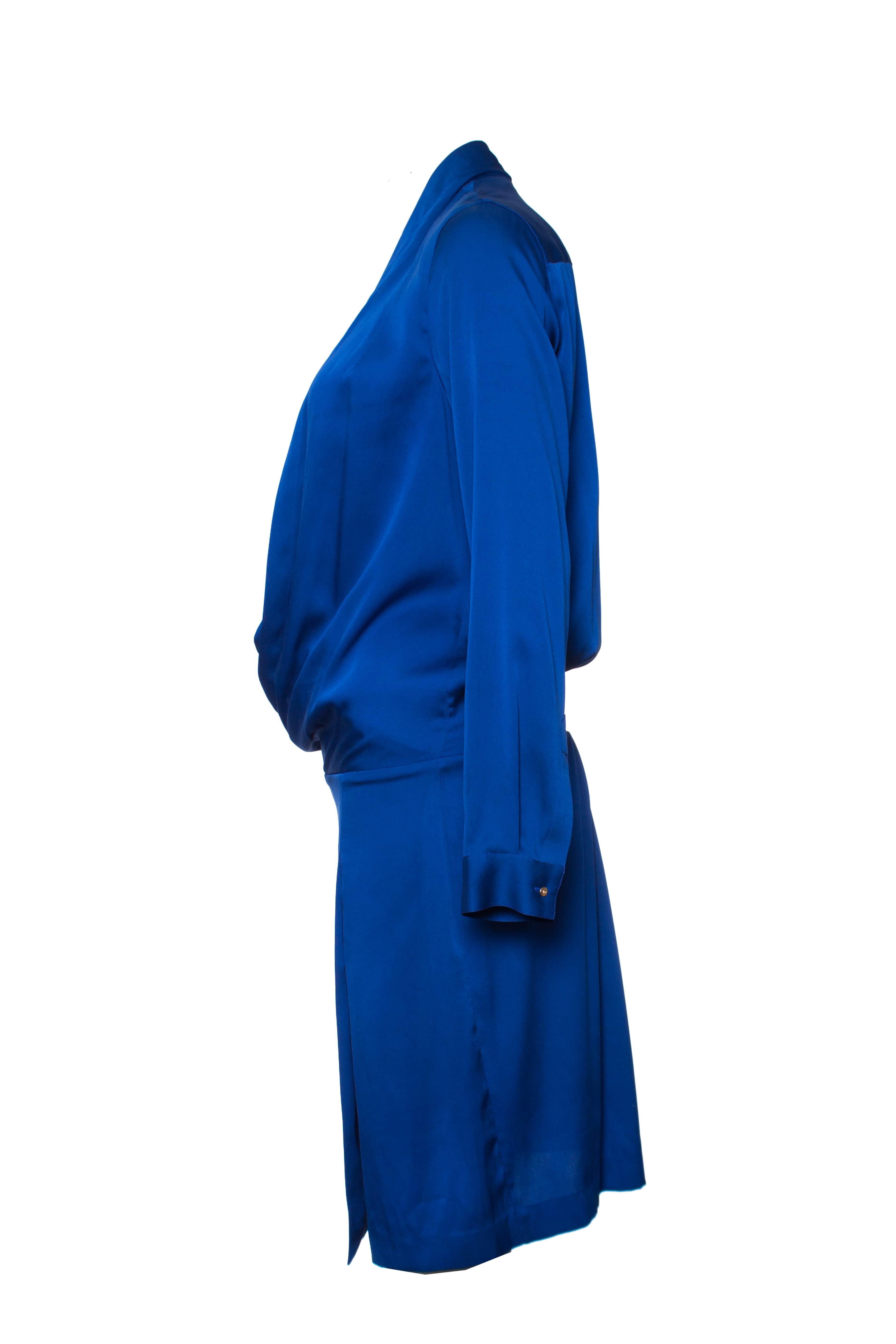 Diane von Furstenberg, silk dress in cobalt blue in size 4 - XS. The item is unworn and in excellent condition.

• CONDITION: new

• SIZE: 4 - XS

• MEASUREMENTS: length 105 cm, width 49 cm, waist 39 cm, shoulder width 40 cm,

arm length 59 cm

•