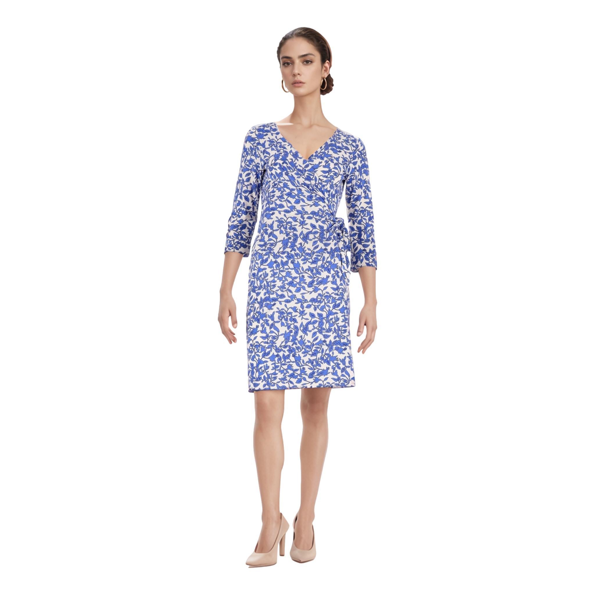 Diane Von Furstenberg Silk Floral Wrap Dress

Blue dress crafted from silk with floral pattern and self-tie wrap design.

Three-quarter sleeves, V-Neckline and knee-length.

Size – 8UK

Condition – Good/Very Good (Minor marks)

Composition – 100%