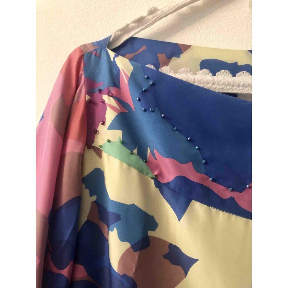Diane Von Furstenberg Silk Mid-Length Dress in Multicolour

Diane Von Furstenberg silk dress in shades of blue and pink. Three-quarter length slightly batwing sleeves, beaded neckline. 
Shoulders 40 cm 
Sleeve 38 cm 
Bust 50 cm 
Waist 44 cm 
Length