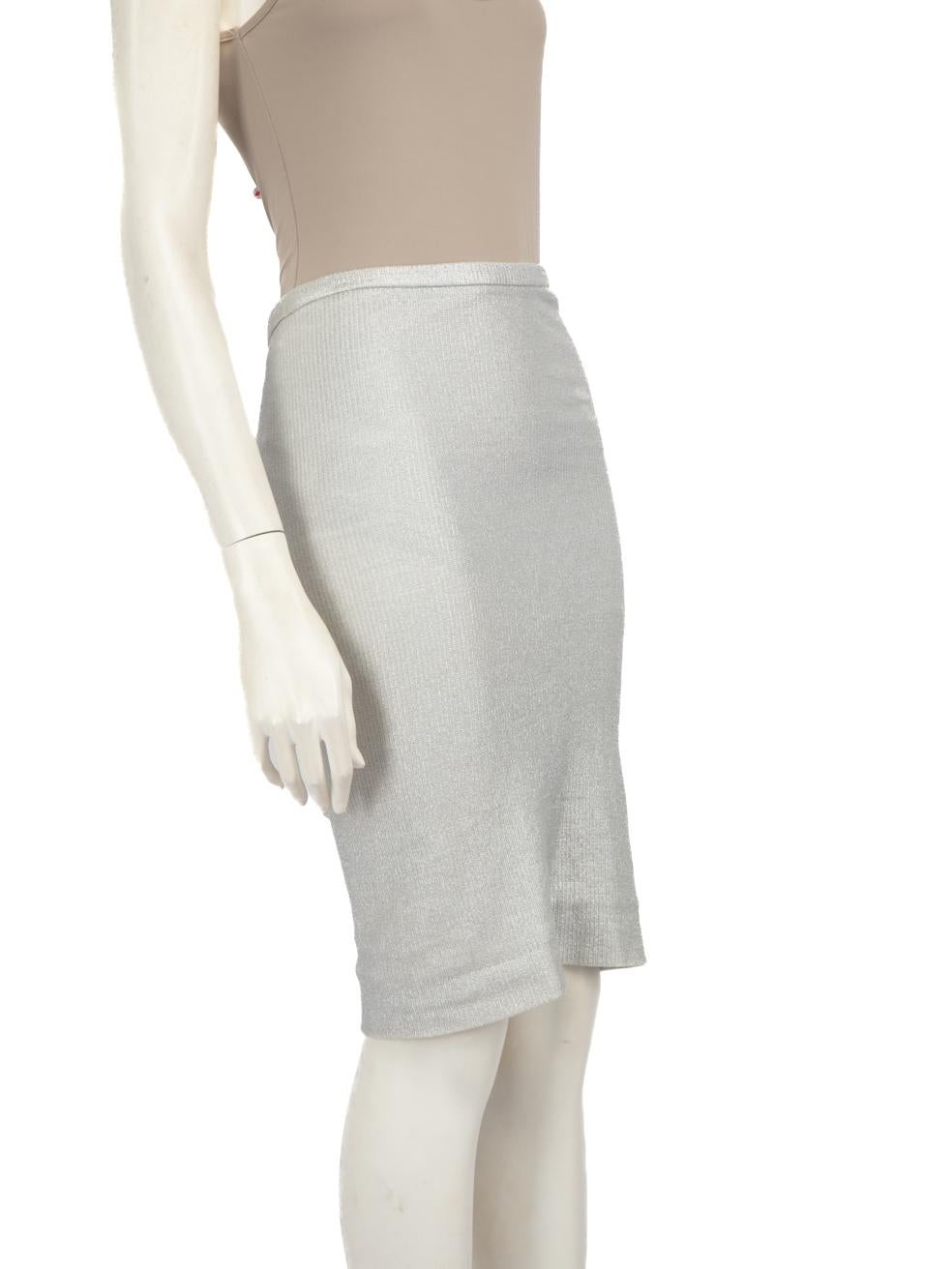 El ESTADO es Muy bueno. La falda presenta un desgaste mínimo y tiene bolitas en el forro de este artículo de segunda mano de Diane von Furstenberg.
  
  Detalles
  
  
  Silver 
  
  Algodón 
  
  Falda 
  
  Hasta la rodilla 
  
  Abrazo de