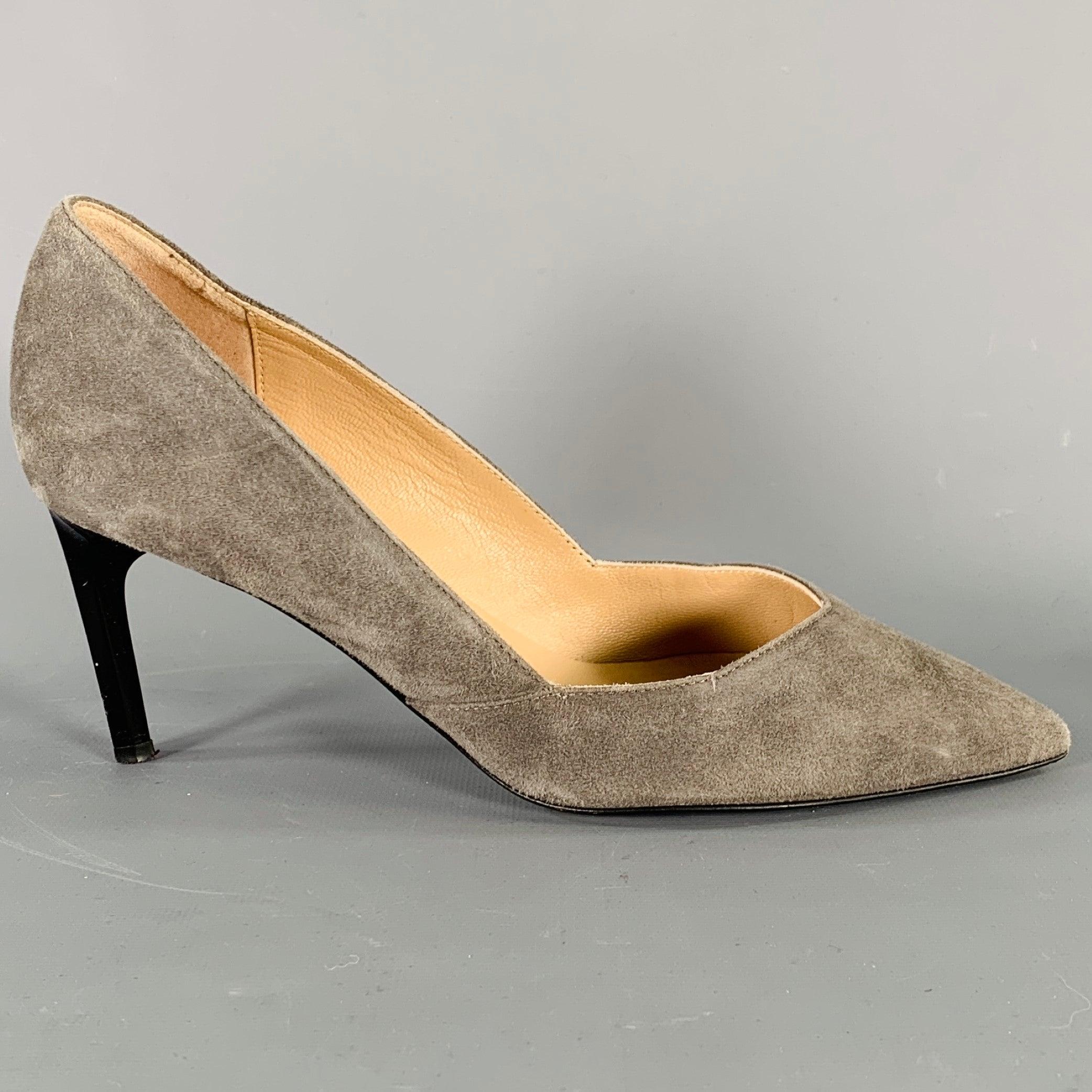 Zapatos DIANE VON FURSTENBERG
de ante gris, con punta afilada y tacón negro en contraste. Viene con bolsa para el polvo. Made in Italy. Muy buen estado de conservación. Signos de desgaste en las suelas. 

Marcado:   6B 

Medidas: 
  Tacón: 3