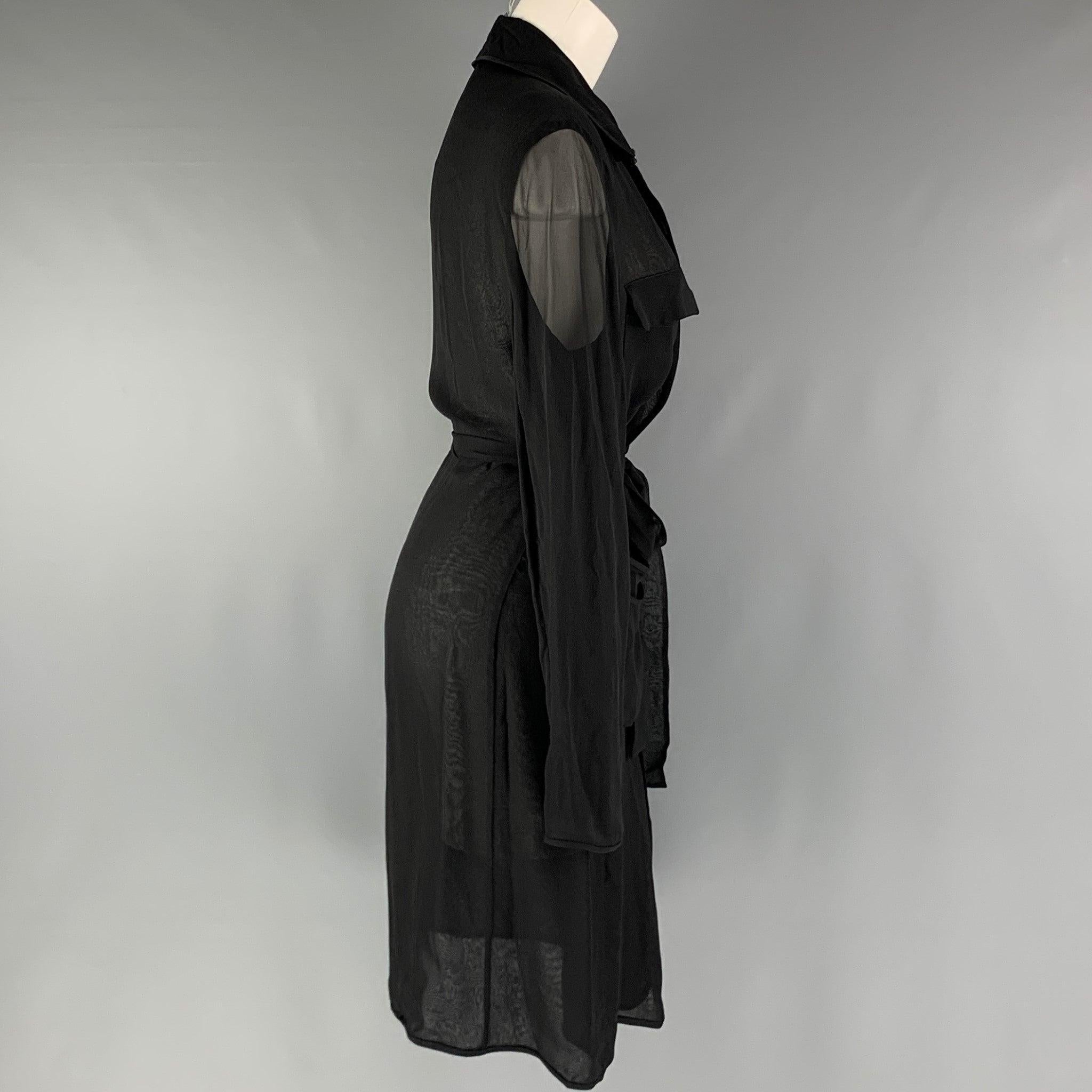 Il trench di DIANE VON Furstenberg è realizzato in tessuto nero, con cintura, tasche frontali, chiusura con gancio e occhiello sul colletto. Tag rimossi. 

Contrassegnato:  etichetta della taglia rimossa. 

Misure: 
 
Spalla: 16,5 pollici Petto: 36