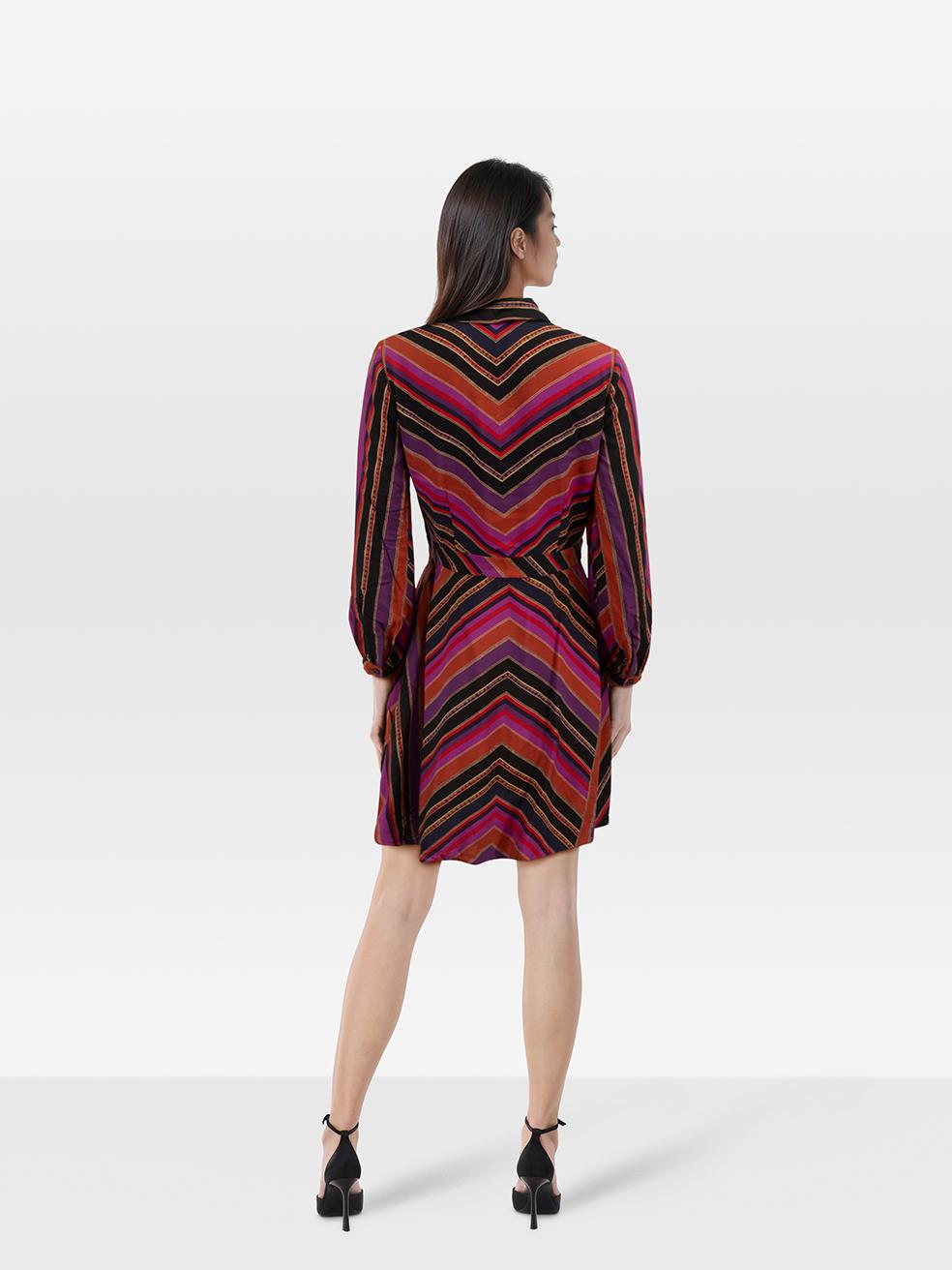 L'ÉTAT est Jamais porté, avec les étiquettes. En raison d'un mauvais stockage de la robe, il y a des plucks au tissage sur le devant et le dos de ce nouvel article de revente de Diane Von Furstenberg.
 
 
 
 Détails
 
 
 Multicolore
 
 Soie
 
 Robe
