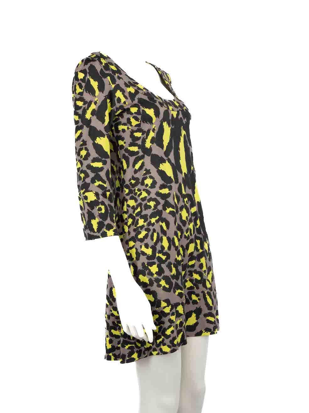 CONDITION is Very good. Hardly any visible wear to dress is evident on this used Diane Von Furstenberg Vintage designer resale item.
 
 
 
 Details
 
 
 Grey
 
 Silk
 
 Dress
 
 Leopard print
 
 Knee length
 
 Round neck
 
 Long sleeves
 
 
 
 
 
