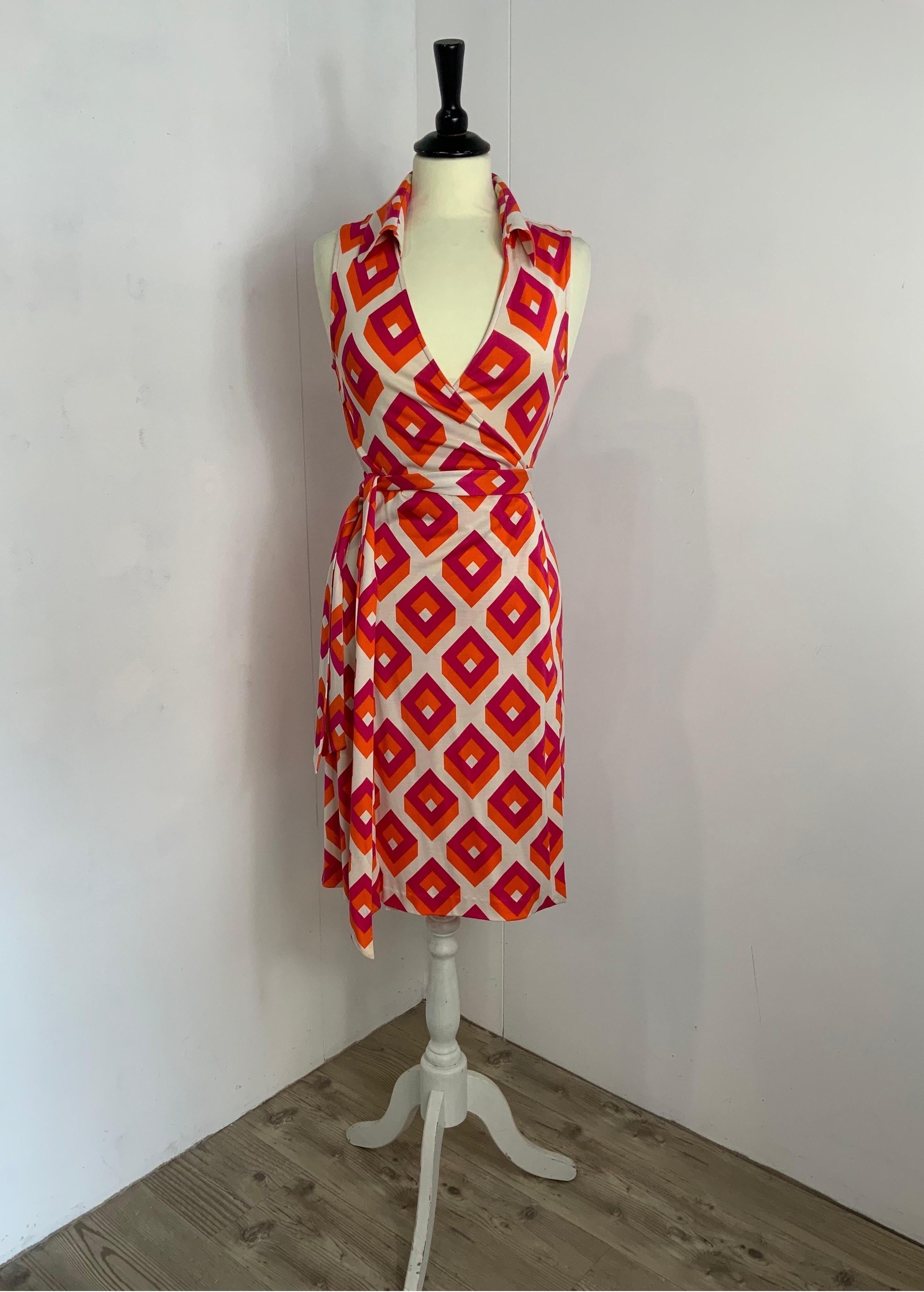 DIANE VON FURSTENBERG DRESS.
In silk with a geometric pattern.
Size 6 which corresponds to an international S/M.
Wallet closure.
Shoulders 33 cm
Bust 40cm
Length 102 cm
In good general condition, it shows signs of normal use and some halo on the