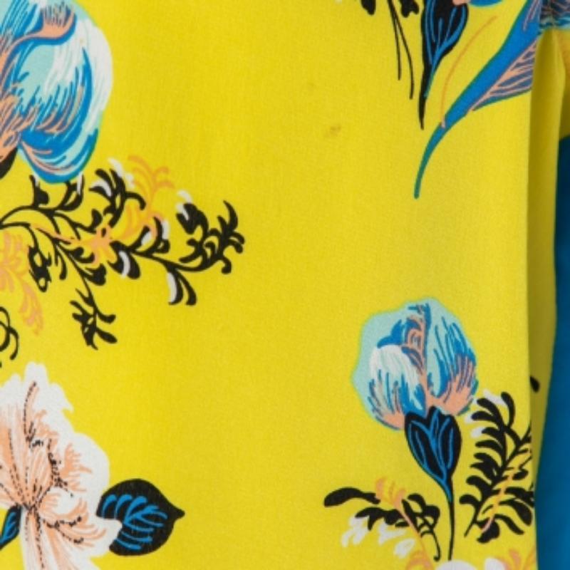 Diane von Furstenberg Gelbes & Blaues Seidenoberteil mit Blumendruck Ärmellos L im Zustand „Gut“ im Angebot in Dubai, Al Qouz 2