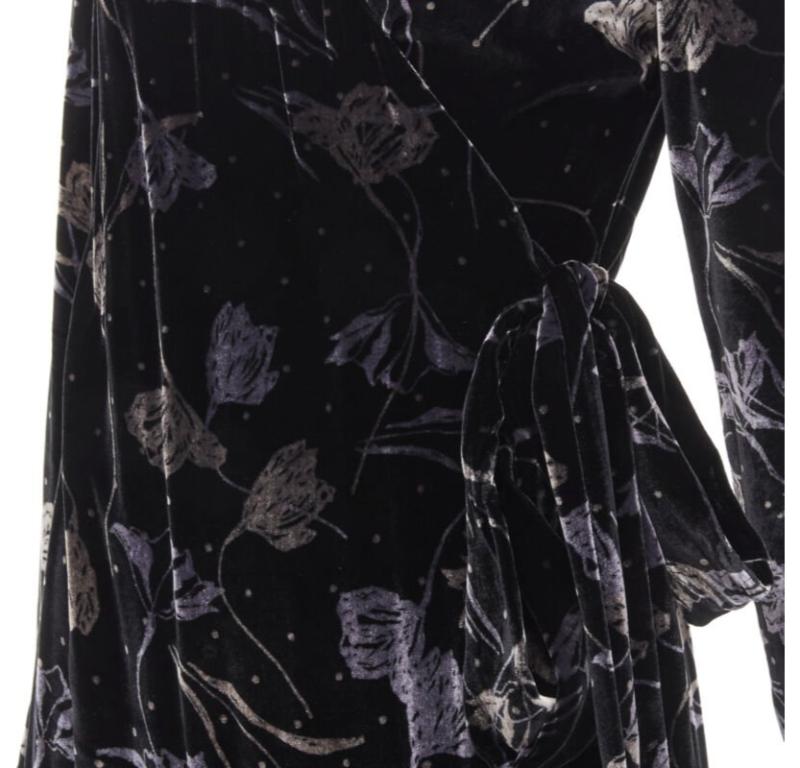 DIANE VON FUSTENBERG black floral print velvet wrap dress robe XS
Reference: JACG/A00034
Brand: Diane von Furstenberg
Material: Velvet
Color: Black
Pattern: Floral
Closure: Wrap Tie
Extra Details: Self wrap belts.
Made in: