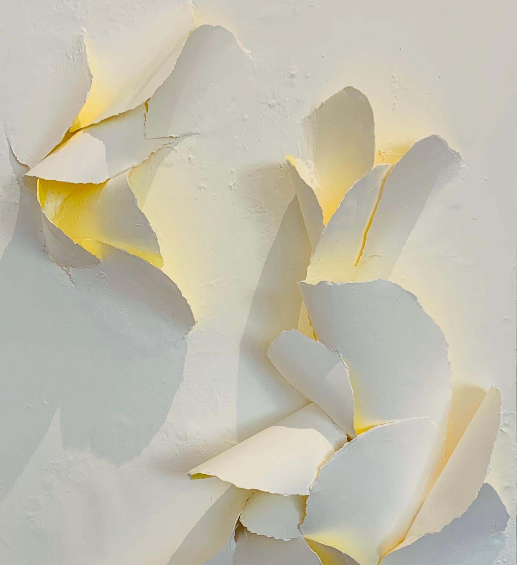 Esta preciosa escultura de pared de papel hecha a mano parece brillar cuando la pintura amarilla se refleja en la pintura blanca del interior de los pétalos. Esta obra se titula acertadamente 