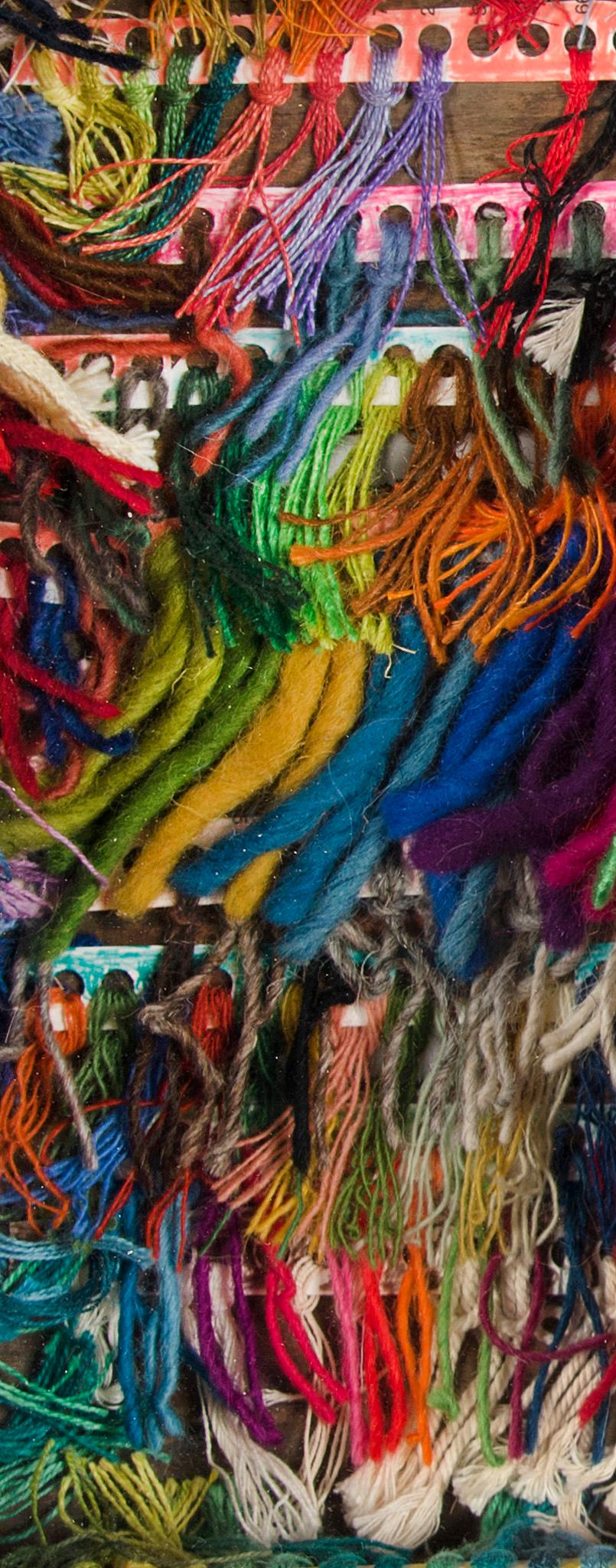 Sculpture murale d'assemblage américaine contemporaine - Jouets colorés d'une artiste féminine 1