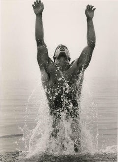 Kenny Surfacing (jeune homme nu sautant hors de la mer les bras levés vers le ciel)