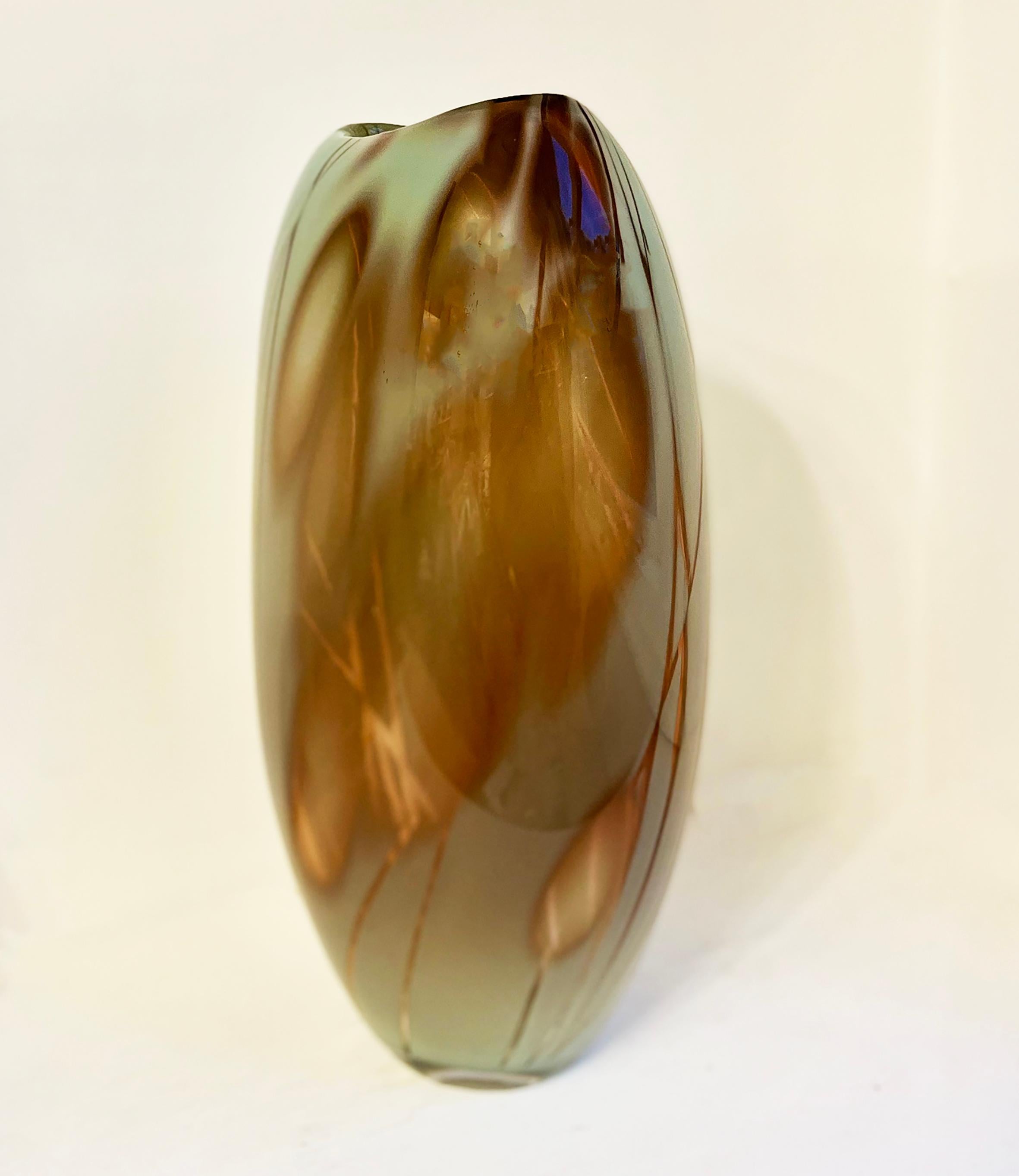 Gravé Dianthus Celoden verre soufflé vase unique Graal Glass, Michèle Oberdieck en vente